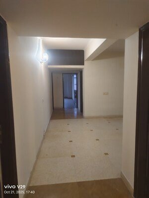Room in 5 BHK Apartment at Vipul Belmonte, Sector 53 – for Rent