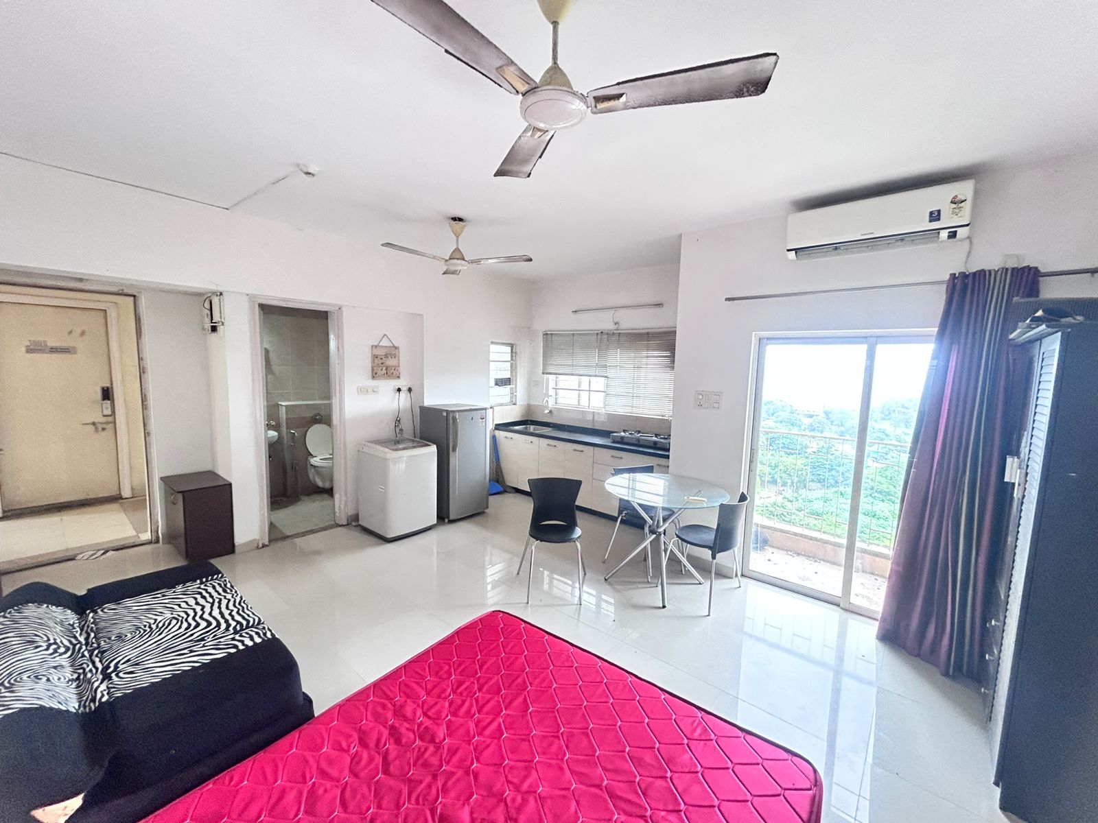 Studio  + Extra Room 350 Sq.Ft. Apartment in Amanora Metro Tower