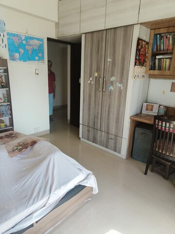 Room in 5 BHK Apartment at Matunga – for Sale