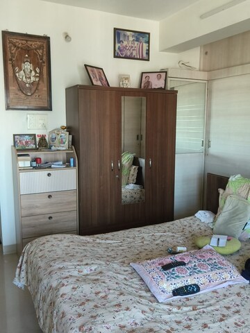 Bedroom in 5 BHK Apartment at Matunga – for Sale