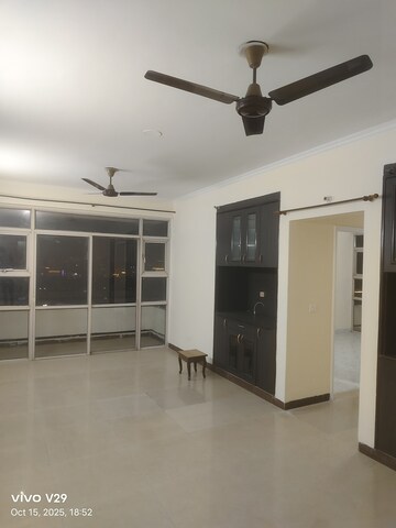 Room in 2.5 BHK Apartment at Ansal Sushant Estate, Sector 52 – for Rent