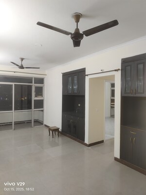 Room in 2.5 BHK Apartment at Ansal Sushant Estate, Sector 52 – for Rent