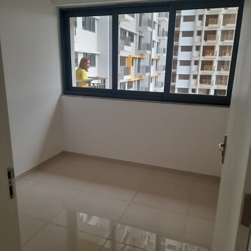 Room in 2 BHK Apartment at Amanora Gold Towers, Hadapsar – for Rent