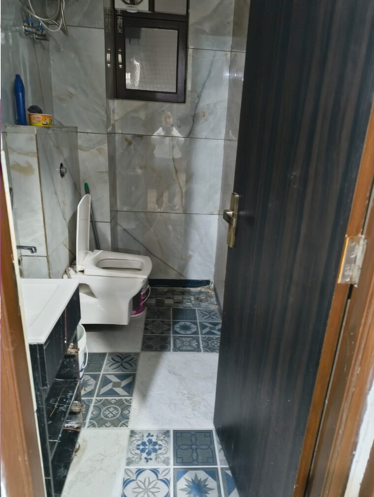 Bathroom, janakpuri 3 Bedroom 1350 Sq.Ft. Builder Floor In Janakpuri Delhi 9663817