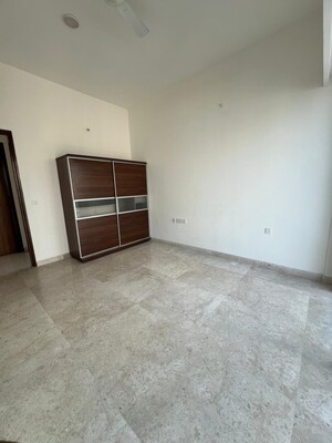 Room in 3 BHK Apartment at Indiabulls Blu, Worli – for Rent