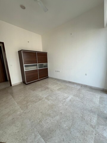 Room in 3 BHK Apartment at Indiabulls Blu, Worli – for Rent