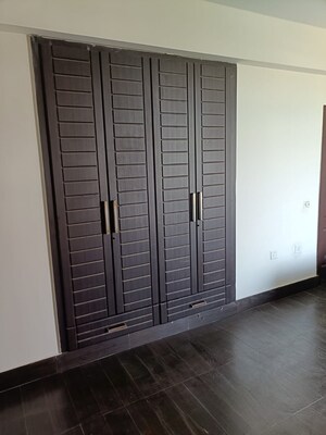 Room in 3 BHK Apartment at Amrapali Platinum, Sector 119 – for Rent