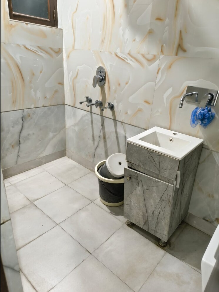 Attached Bathroom, janakpuri 3 Bedroom 1000 Sq.Ft. Builder Floor In Janakpuri Delhi 9663857