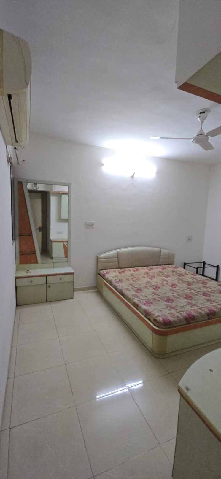 Bedroom, magarpatta-daffodils-apartment 2 Bedroom 1000 Sq.Ft. Apartment In Hadapsar Pune 9663876