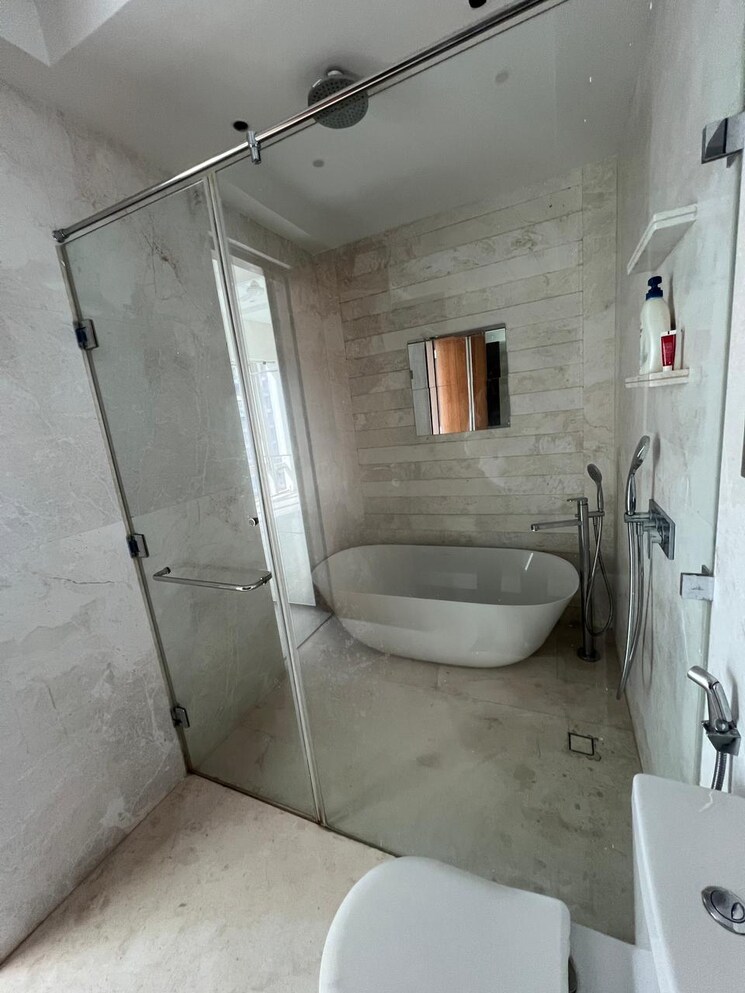 Bathroom, indiabulls-blu 3 Bedroom 2240 Sq.Ft. Apartment In Worli Mumbai 9663942