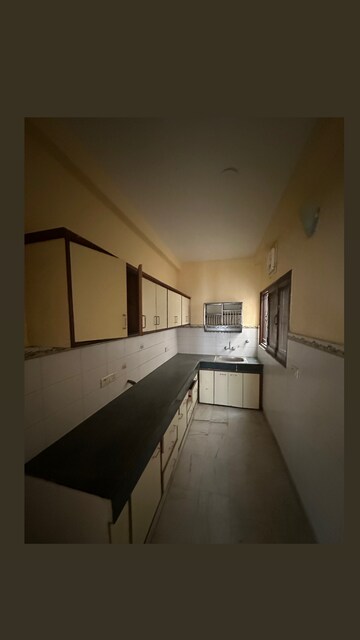 Kitchen in 2.5 BHK Builder Floor at Unitech South City 1, South City 1 – for Rent