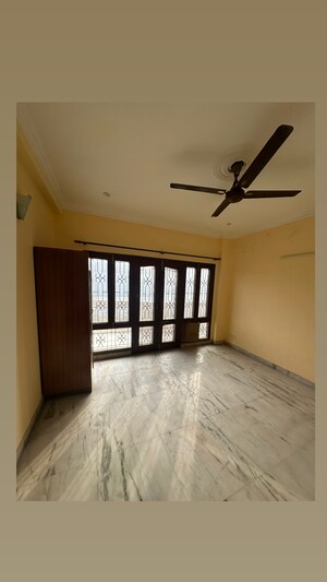 Room in 2.5 BHK Builder Floor at Unitech South City 1, South City 1 – for Rent