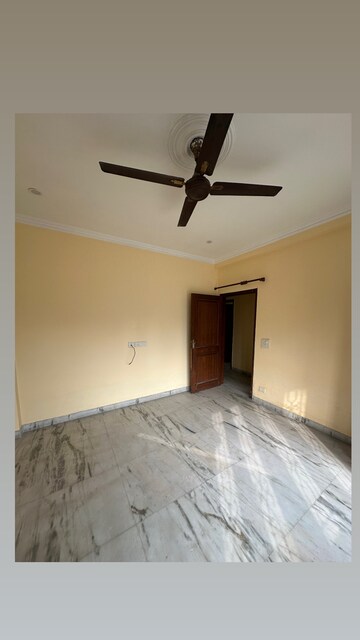 Room in 2.5 BHK Builder Floor at Unitech South City 1, South City 1 – for Rent