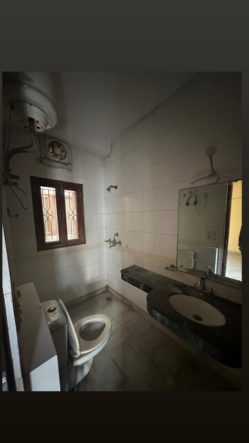 Bathroom in 2.5 BHK Builder Floor at Unitech South City 1, South City 1 – for Rent