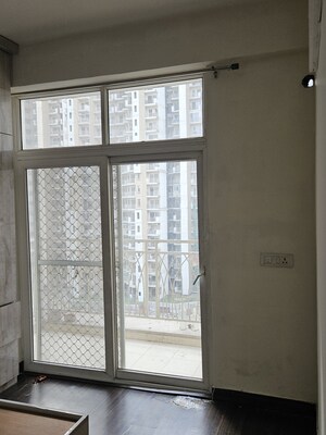 Room in 2.5 BHK Apartment at Mahagun Mywoods, Sector 16c Greater Noida – for Rent