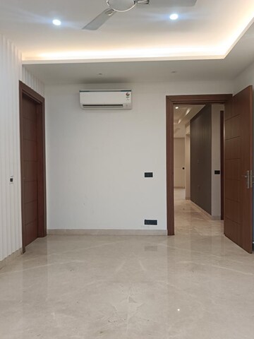 Room in 4 BHK Builder Floor at Unitech South City II, Sector 50 – for Rent