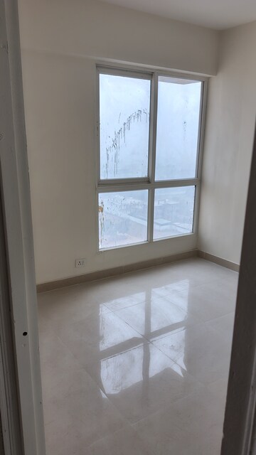 Room in 2 BHK Apartment at Signature Global Prime, Sector 63a – for Rent