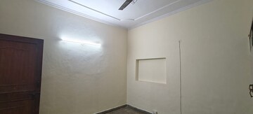 Room in 3 BHK Builder Floor at Mayur Vihar Phase 1 – for Rent