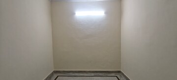 Room in 3 BHK Builder Floor at Mayur Vihar Phase 1 – for Rent