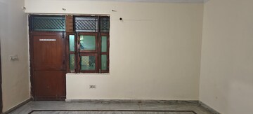 Room in 3 BHK Builder Floor at Mayur Vihar Phase 1 – for Rent
