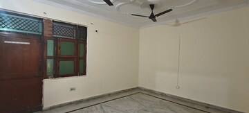 Room in 3 BHK Builder Floor at Mayur Vihar Phase 1 – for Rent