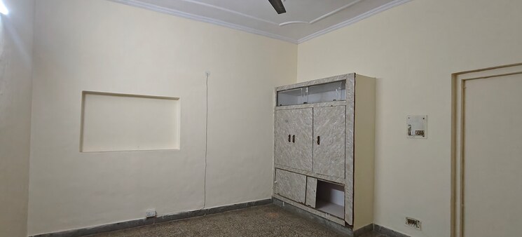Room, mayur vihar phase 1 3 Bedroom 900 Sq.Ft. Builder Floor In Mayur Vihar Phase 1 Delhi 9664308