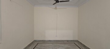 Room in 3 BHK Builder Floor at Mayur Vihar Phase 1 – for Rent