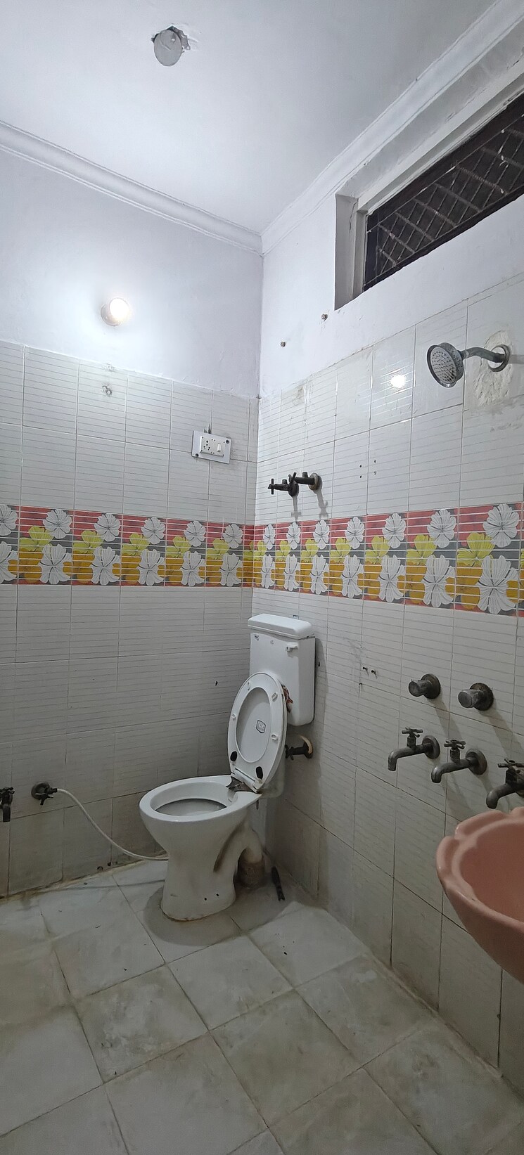 Bathroom, mayur vihar phase 1 3 Bedroom 900 Sq.Ft. Builder Floor In Mayur Vihar Phase 1 Delhi 9664308