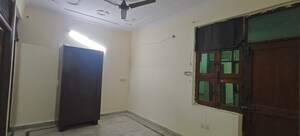 Room in 3 BHK Builder Floor at Mayur Vihar 1 – for Rent