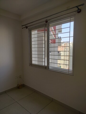 Room in 2 BHK Apartment at Prestige Lakeside Habitat, Varthur – for Rent