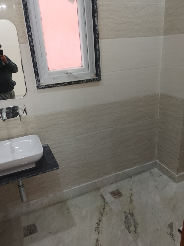 Bathroom, palam vihar 2 Bedroom 173 Sq.Yd. Builder Floor In Palam Vihar Gurgaon 9664332