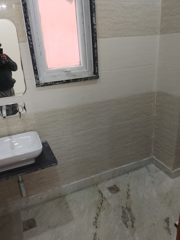 Bathroom, palam vihar 2 Bedroom 173 Sq.Yd. Builder Floor In Palam Vihar Gurgaon 9664332