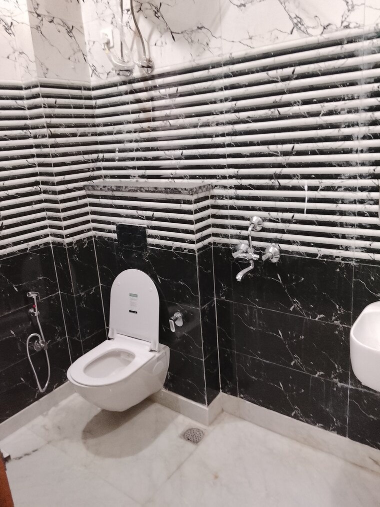 Bathroom, palam vihar 2 Bedroom 173 Sq.Yd. Builder Floor In Palam Vihar Gurgaon 9664332
