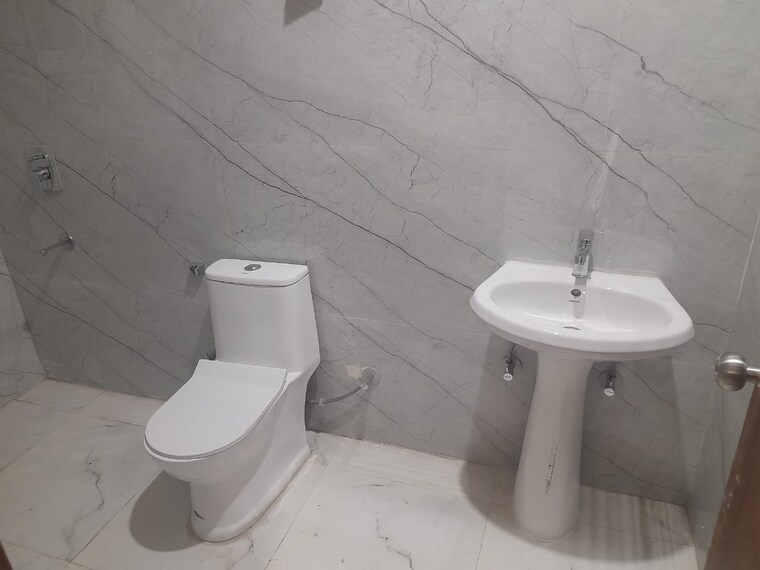 Bathroom, palam vihar 2 Bedroom 850 Sq.Ft. Builder Floor In Palam Vihar Gurgaon 9664350