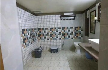 Bathroom in 5 BHK Apartment at Dhantoli – for Rent