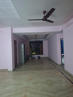 Room in 3 BHK Builder Floor at Tulip Mall, Sector 46 – for Rent