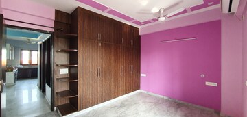 Room in 3 BHK Builder Floor at Tulip Mall, Sector 46 – for Rent