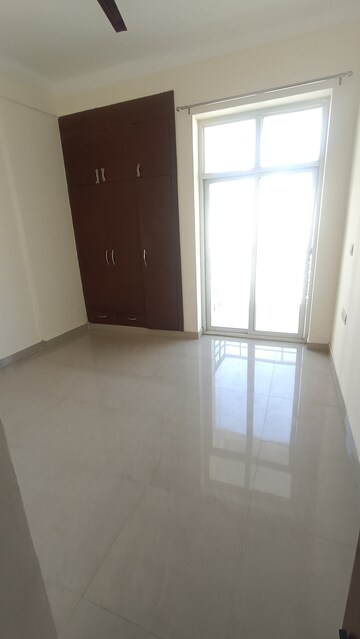 Room in 3 BHK Apartment at Assotech Windsor Court, Sector 78 – for Rent