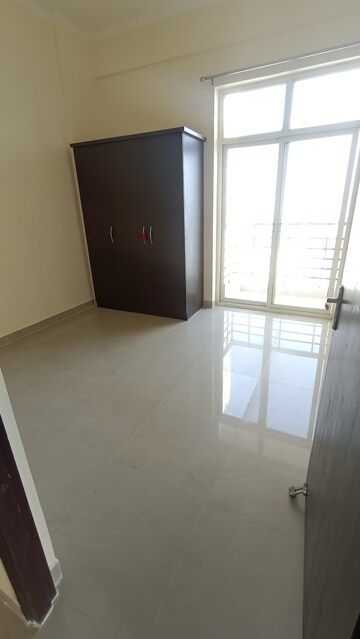 Room in 3 BHK Apartment at Assotech Windsor Court, Sector 78 – for Rent