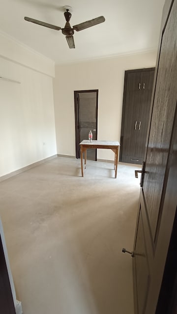 Room in 2.5 BHK Apartment at Amrapali Princely Estate, Sector 76 – for Rent