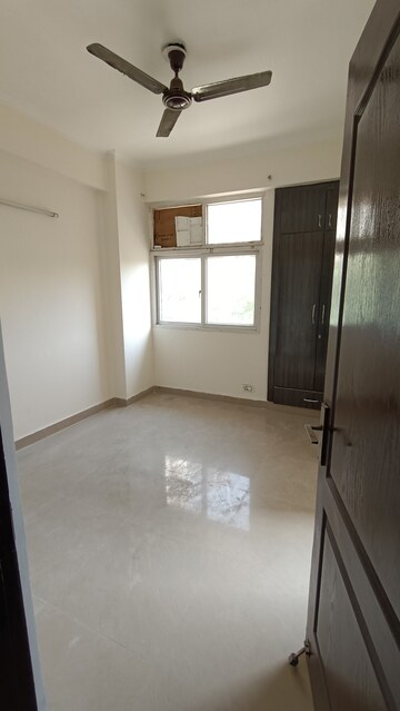 Room in 2.5 BHK Apartment at Amrapali Princely Estate, Sector 76 – for Rent