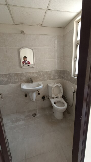 Bathroom in 2.5 BHK Apartment at Amrapali Princely Estate, Sector 76 – for Rent