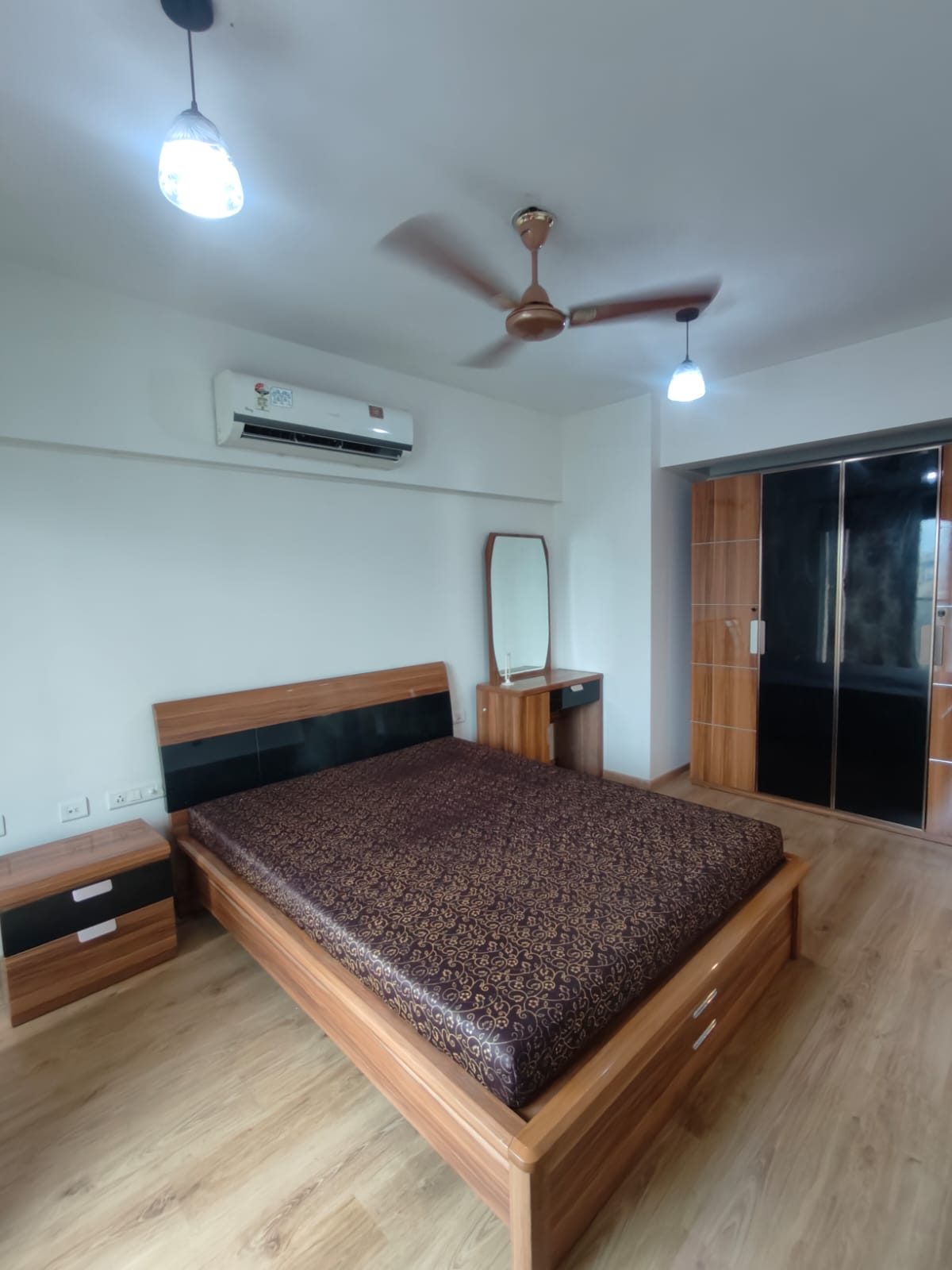 3 BHK + Extra Room 1260 Sq.Ft. Apartment in Sheth Vasant Lawns