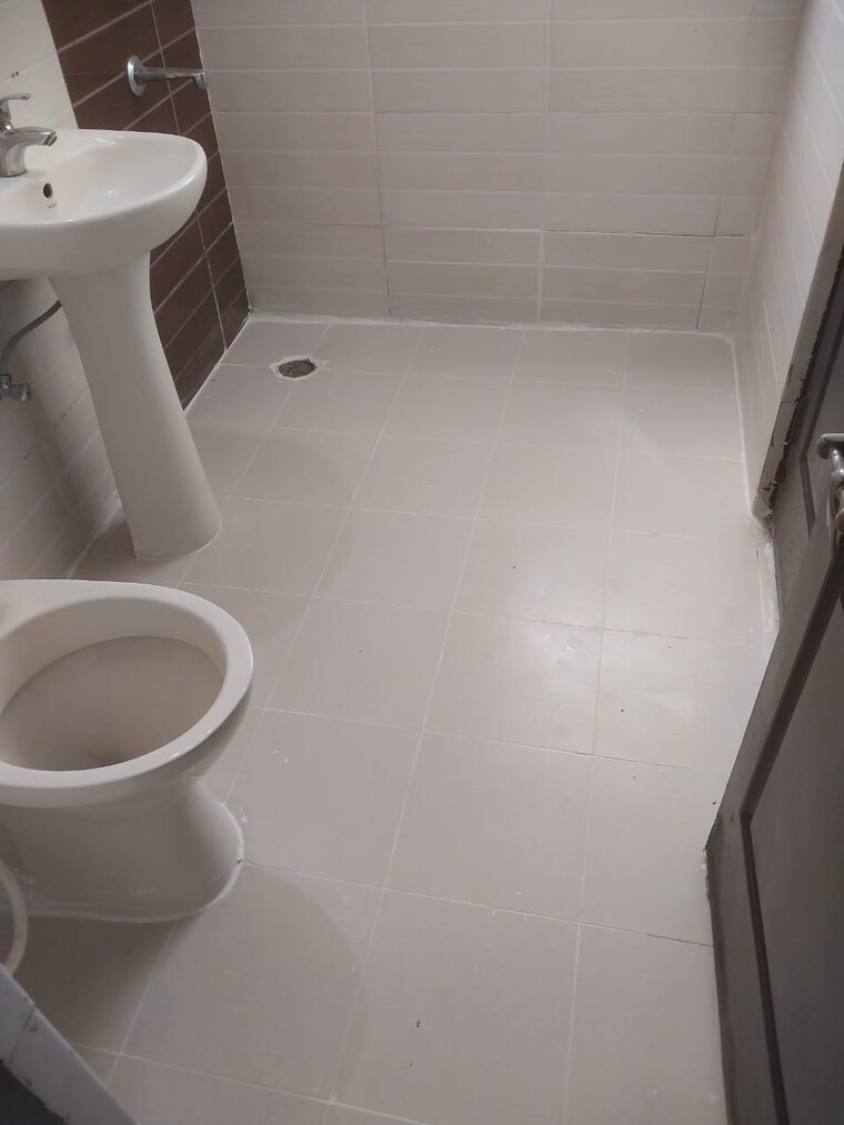 Bathroom, amrapali-zodiac 3 Bedroom 1325 Sq.Ft. Apartment In Sector 120 Noida 9664498