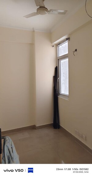 Room in 2.5 BHK Apartment at Amrapali Princely Estate, Sector 76 – for Rent