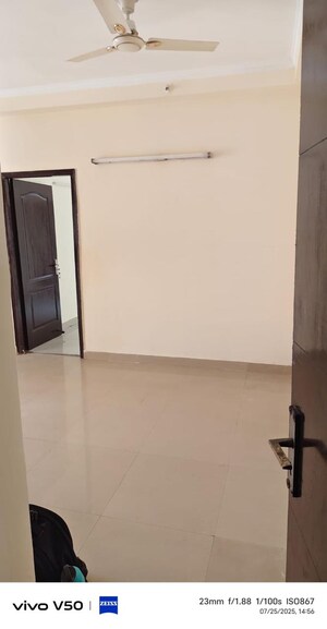 Room in 2.5 BHK Apartment at Amrapali Princely Estate, Sector 76 – for Rent