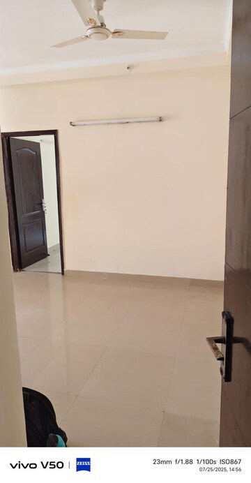 Room in 2.5 BHK Apartment at Amrapali Princely Estate, Sector 76 – for Rent