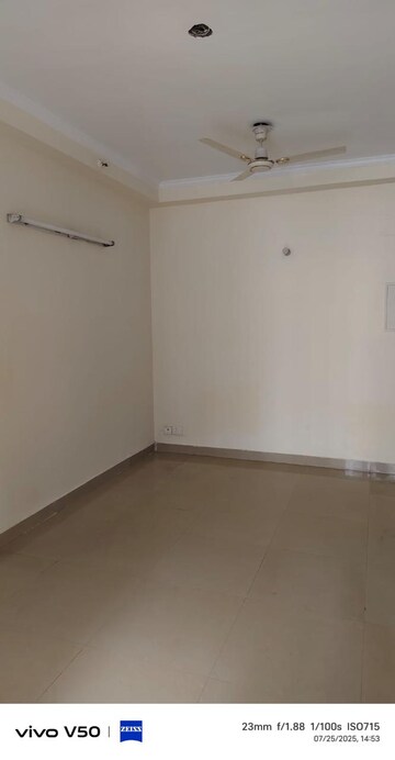 Room in 2.5 BHK Apartment at Amrapali Princely Estate, Sector 76 – for Rent