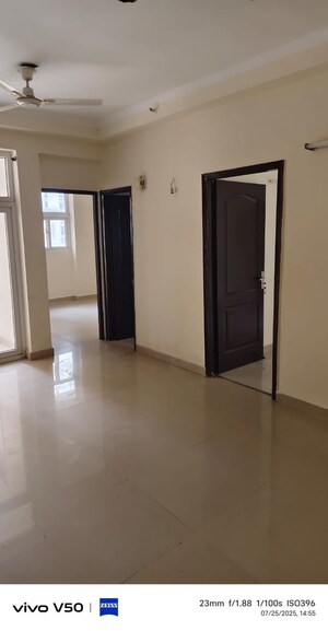 Room in 2.5 BHK Apartment at Amrapali Princely Estate, Sector 76 – for Rent