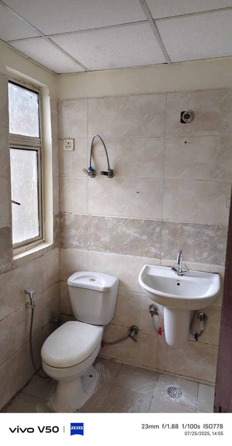 Bathroom, amrapali-princely-estate 2.5 Bedroom 1100 Sq.Ft. Apartment In Sector 76 Noida 9664502